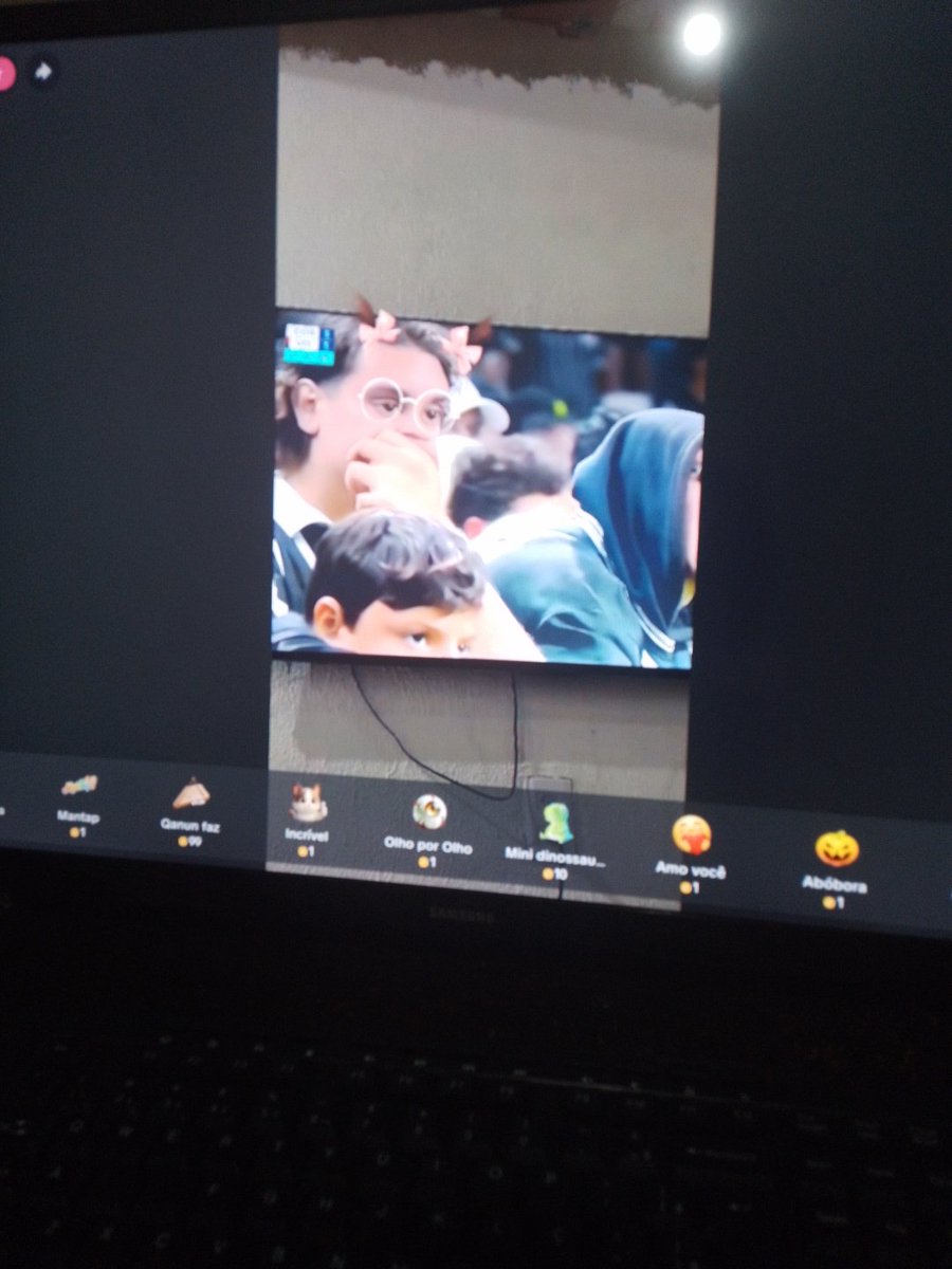 zabeIii_'s tweet photo. quando seu país tá flertando com a extrema direita e seu time tá lutando contra o rebaixamento e vc tá vendo o jogo em uma live no tiktok com a imagem cortada de uma TV e o dono da live é um flamenguista q fica esculhambando seu time https://t.co/uh3fEZc6Bd