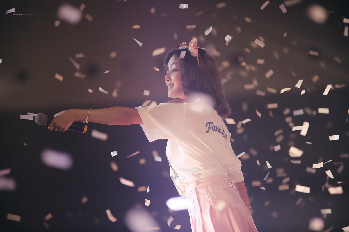 JIHYOBRAZIL's tweet photo. 🥺 A MAIOR DO MUNDO! JIHYO escreveu uma mensagem linda e cheia de amor para os ONCEs no aniversário de 11 anos do TWICE:

​“Muito obrigada a todos os ONCEs que nos parabenizaram. Passar 11 anos ao lado dos ONCEs, seja pelas telas ou nos palcos, e sentir a força de todos nós unidos como uma só equipe — e não apenas como artista e fãs — foi uma grande força que me ajudou a superar todas as dificuldades! 
Por mais difícil que fosse o caminho, o TWICE sempre foi um navio firme, e foram os ONCEs que nos mantiveram firmes para que não afundássemos.
​Os ONCEs tornaram a vida de cada uma de nós verdadeiramente especial e, graças a vocês, consegui viver como PROTAGONISTA da minha própria vida, tornando-me uma pessoa mais radiante. Muito, muito obrigada, do fundo do meu coração! Tenham sempre orgulho de saber que vocês fizeram a vida das nove brilhar! 
​Continuarei fazendo parte do TWICE por muito, muito tempo. ONCEs, por favor, continuem sendo ONCEs por muito tempo também! E vamos, com certeza, fazer um fanmeeting no próximo ano!”

​#TWICE #트와이스 #JIHYO #지효