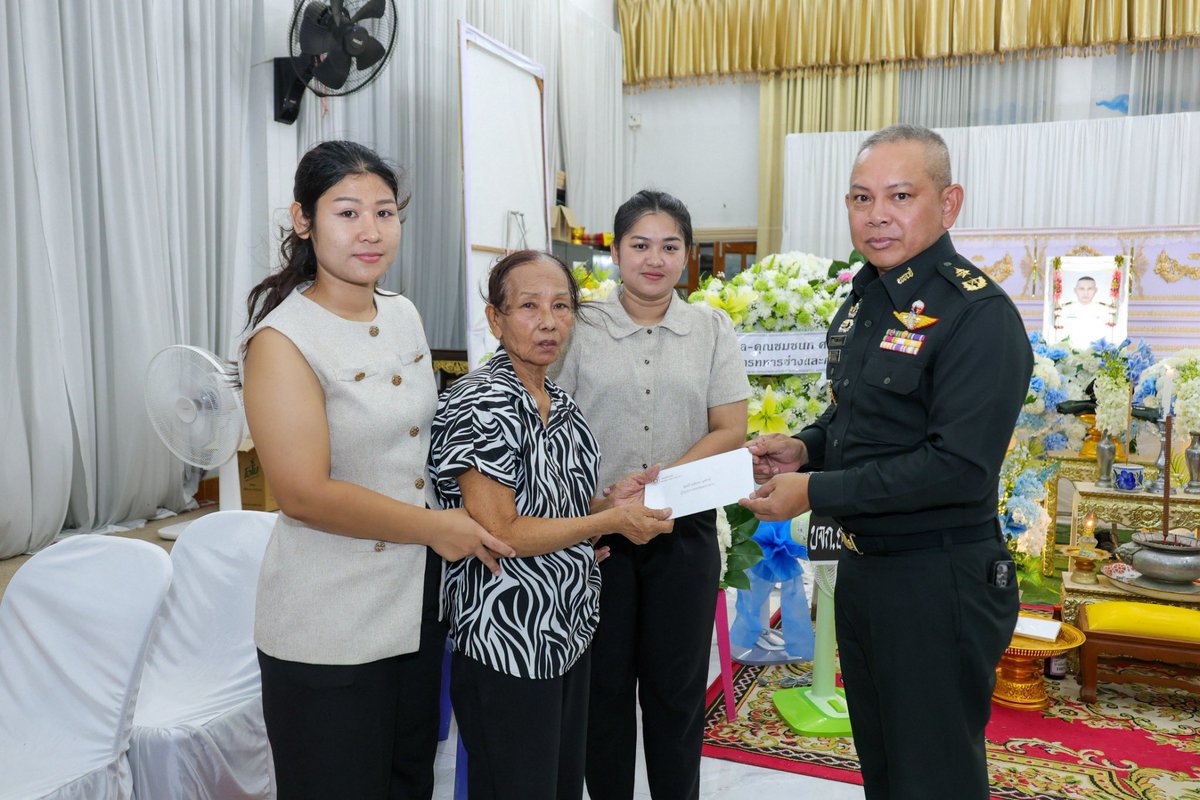engineer_div's tweet photo. วันที่ 19 ต.ค. 69 พลตรี เฉลิมพล นุตรักษ์ ผบ.พล.ช. เป็นประธานในพิธีสวดพระอภิธรรม จ่าสิบเอก วิชาญ พลายบุญ สังกัด ร้อย.ช.ก่อสร้างที่ 1 ช.11 พัน.111 โดยมี ผบ.ช.11 และ ผบ.ช.11 พัน.111 ร่วมพิธี ณ วัดงิ้วราย ต.งิ้วราย อ.นครชัยศรี จ.นครปฐม https://t.co/IoXAlzM2Pm