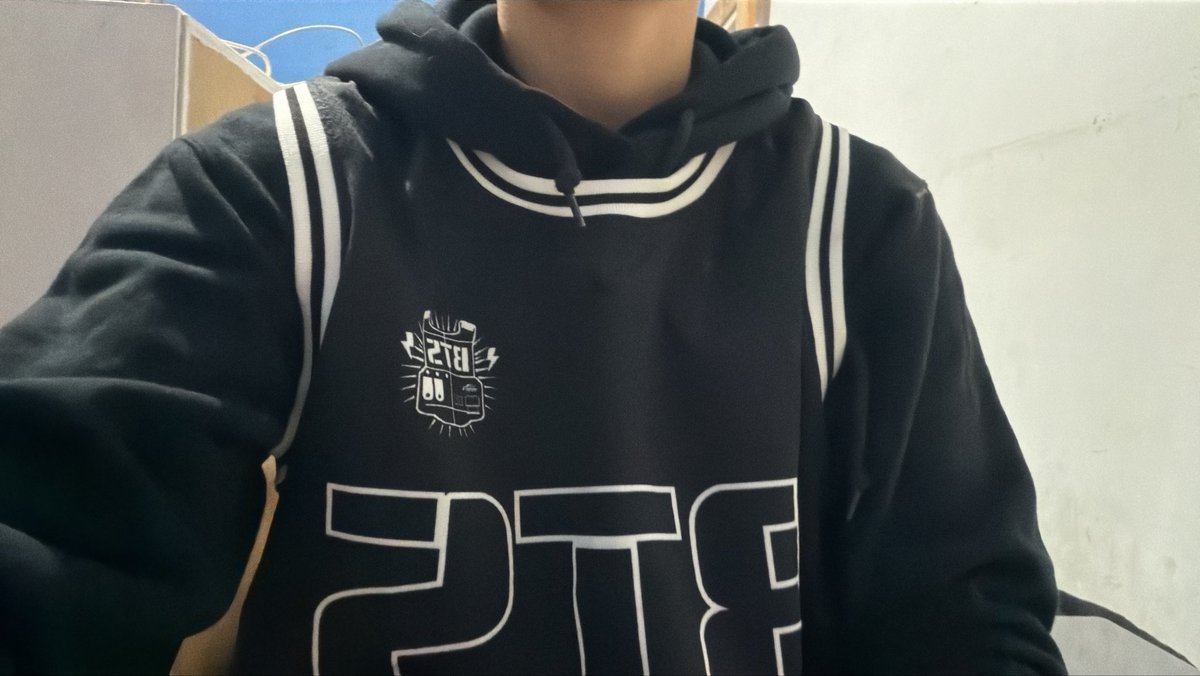 plompim's tweet photo. mi yo de abril estuvo RE inteligente elegiendo un fit q se pueda adaptar al clima para bts https://t.co/DyXtEECyhZ