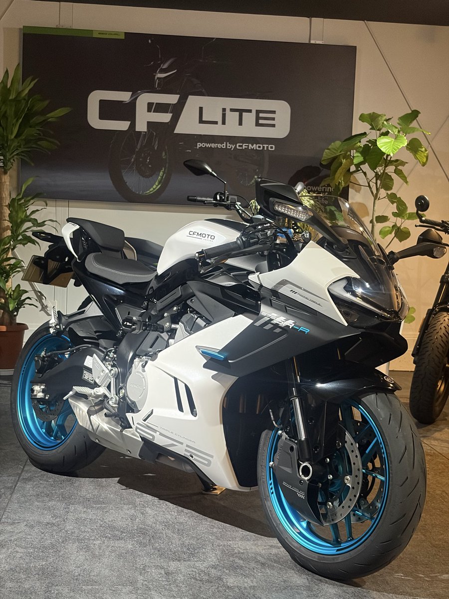 cfmoto_sagami's tweet photo. 🏍️ CFMOTO 675SR-R 🏍️

昨日は675SR-Rのご納車でしたー！㊗️🎉
おめでとうございます👏

今回はETC、レバーガード、スマホホルダー、エンジンガードを装着🔧

675SR-Rめちゃくちゃお似合いです、、

これからのバイクライフを楽しんでくださいね♪

今後ともよろしくお願いします🙇‍♂️

#バイク女子
#納車 https://t.co/UyoWMztg6i