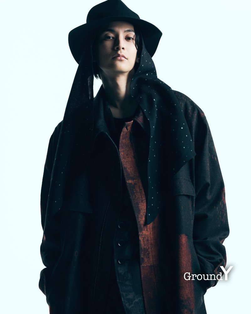 Ground_Y's tweet photo. Ground Y 2026-27 Autumn/Winter Collection

詳細はプロフィールのリンクからご覧いただけます。

《　 渡邊圭祐 さん 着用アイテム　》
――――――――――――――――――
WOOL NYLON FLANNEL RUG PATTERN OUT-POCKET LONG COAT
Product No：GW-C02-109
¥ 220,000(税込)

Ground Y26-27AWコレクションを象徴する総柄プリントのシリーズが登場。
ニットキャップやアームウォーマーなども合わせて秋冬のスタイリングをお楽しみください。

Ground Y直営店舗およびオフィシャルウェブストア「THE SHOP YOHJI YAMAMOTO」にて発売中。
是非ご覧くださいませ。
――――――――――――――――――

#yohjiyamamoto #groundy #ヨウジヤマモト
#グラウンドワイ #2627AW #渡邊圭祐