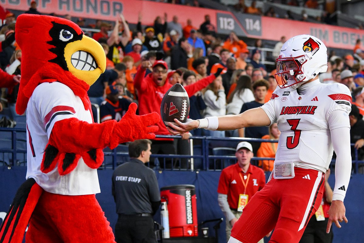Firstteamphoto's tweet photo. My full gallery of images for @imagnimages from the @LouisvilleFB vs @CuseFootball game played on 10/17 at the #JMA 

📷: https://t.co/12KmqiKzth https://t.co/sVSalXMLiE