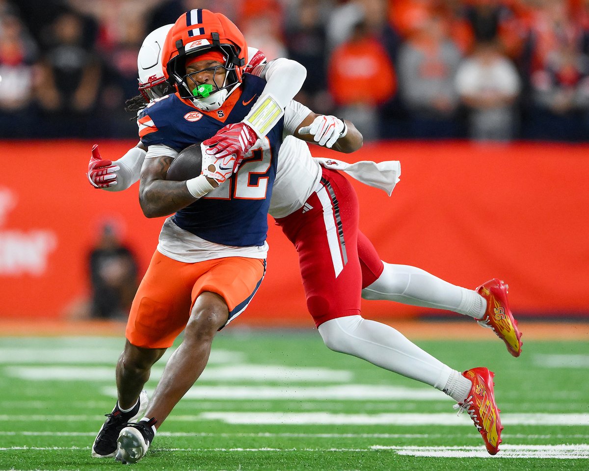 Firstteamphoto's tweet photo. My full gallery of images for @imagnimages from the @LouisvilleFB vs @CuseFootball game played on 10/17 at the #JMA 

📷: https://t.co/12KmqiKzth https://t.co/sVSalXMLiE
