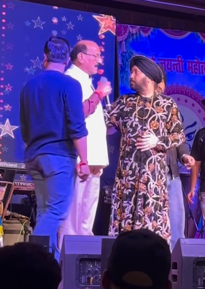 Aarv_here10's tweet photo. Punjabi singer Daler Mehndi is making headlines after his live performance at a fair in Uttarakhand. He had arrived to perform at the Kunjapuri Mela on the last day of Navratri, just one day before Dussehra.

Reports say that Cabinet Minister Subodh Uniyal became upset with his performance and reprimanded him on stage.

The minister also alleged that Daler Mehndi was under the influence of alcohol, while the event organisers reportedly said that the singer was not feeling well. However, the allegation of intoxication has not been independently confirmed.

A video of the incident has gone viral on social media, drawing attention to the controversy surrounding the well-known singer. 🎤