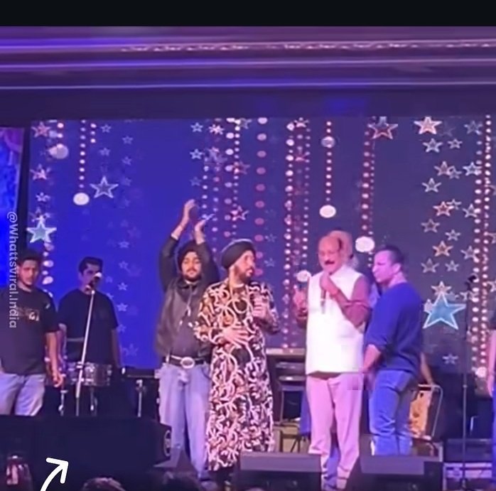 Aarv_here10's tweet photo. Punjabi singer Daler Mehndi is making headlines after his live performance at a fair in Uttarakhand. He had arrived to perform at the Kunjapuri Mela on the last day of Navratri, just one day before Dussehra.

Reports say that Cabinet Minister Subodh Uniyal became upset with his performance and reprimanded him on stage.

The minister also alleged that Daler Mehndi was under the influence of alcohol, while the event organisers reportedly said that the singer was not feeling well. However, the allegation of intoxication has not been independently confirmed.

A video of the incident has gone viral on social media, drawing attention to the controversy surrounding the well-known singer. 🎤