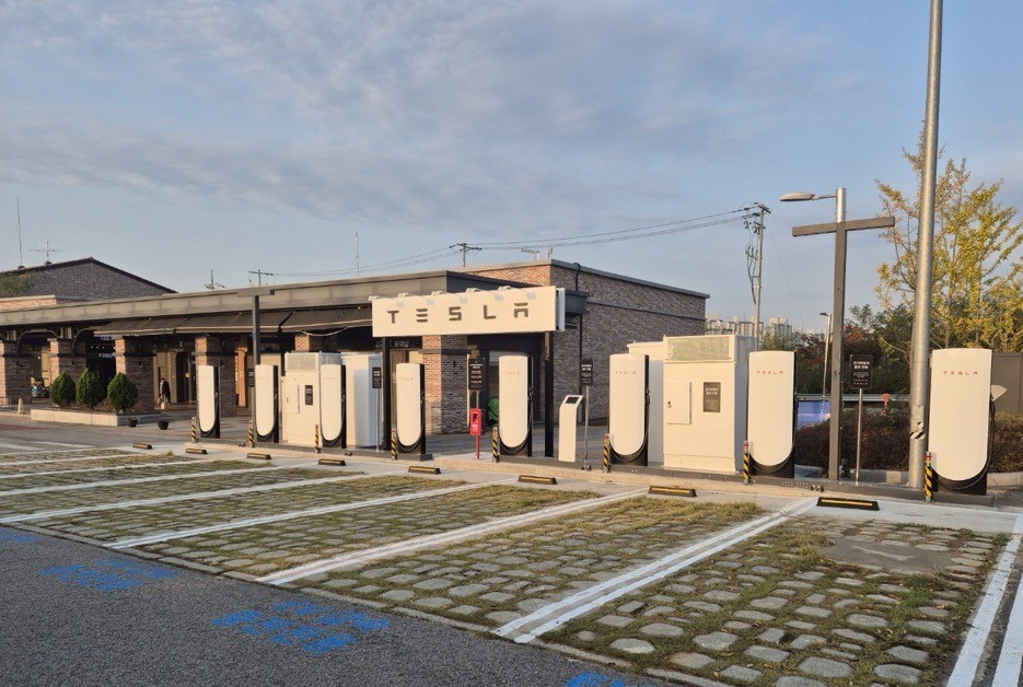 TeslaCharging's tweet photo. New Tesla Supercharger: Goyang-si, South Korea - Suwon-Munsan Expressway(Seoul) (8 stalls) 
https://t.co/G4engXALkN https://t.co/j1cdLKNdI1