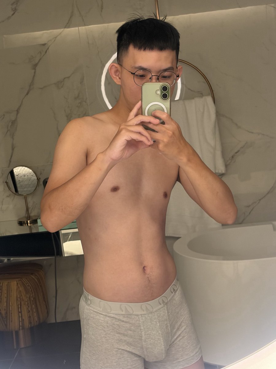 lewisruby13's tweet photo. 把肉肉藏起來🤓 https://t.co/4GphJtloag
