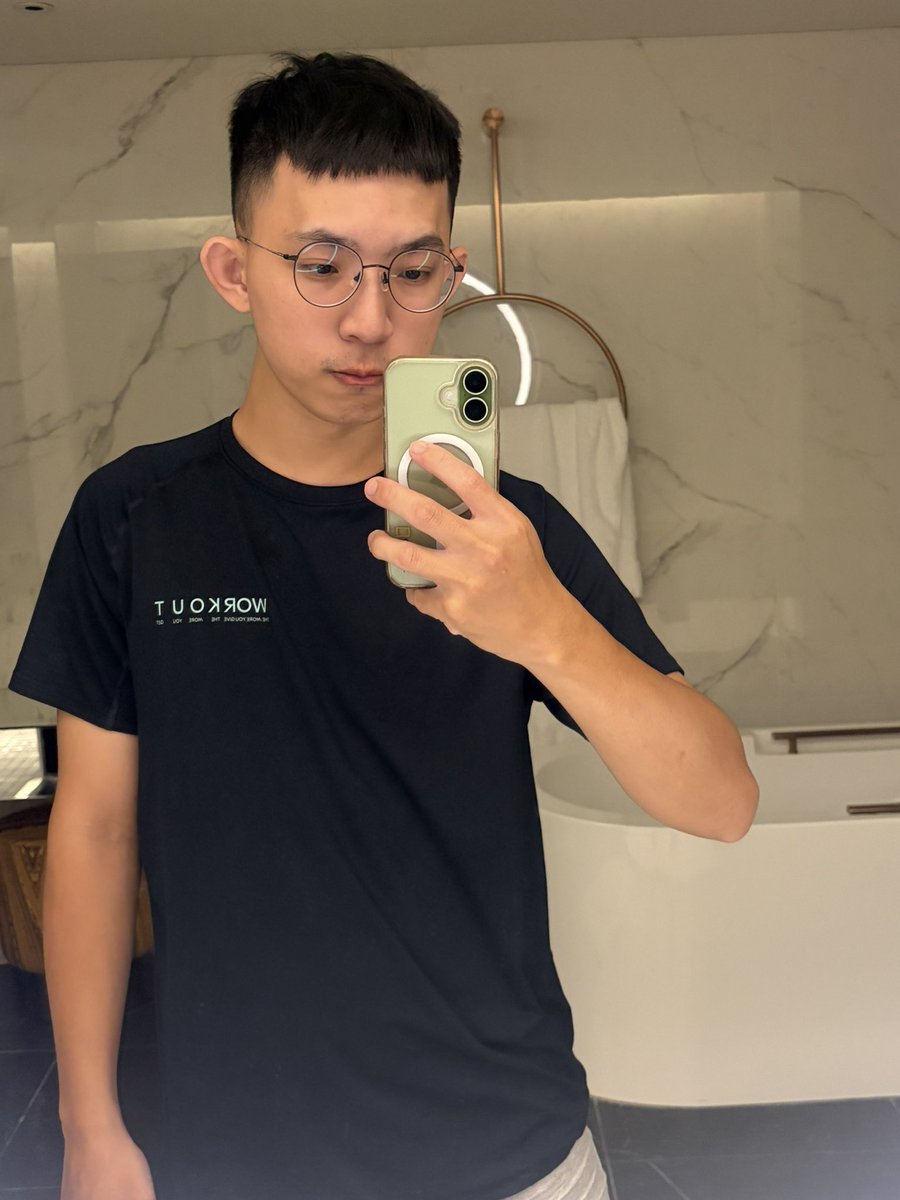 lewisruby13's tweet photo. 把肉肉藏起來🤓 https://t.co/4GphJtloag
