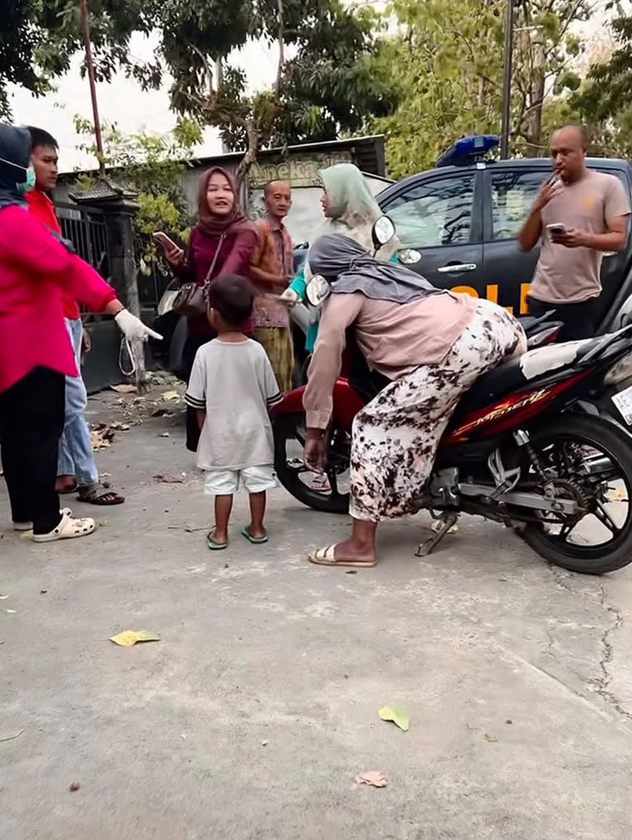 mamahmuda1_'s tweet photo. Gw nangisin ini semalem. Sedih banget 😭😭
Ibunya punya riwayat sakit asam lambung katanya, lagi naik motor sama anaknya yg kecil itu. Di perjalanan mungkin udah merasa sesak ya, buru2 melipir ke pinggir jalan.
Dan brukkk… menghembuskan nafas terakhir 😔😢
Anak ini kebingungan, dia dan 3 sodaranya kini yatim piatu, karena Ayahnya udah lama meninggal jg dan Alm. Ibunya merawat mereka sendirian.
Innalillahi Wainnailaihi Rojiun..
Semoga Allah beri kasih sayangNya dan mengampuni segala dosa2 Ibu ya.