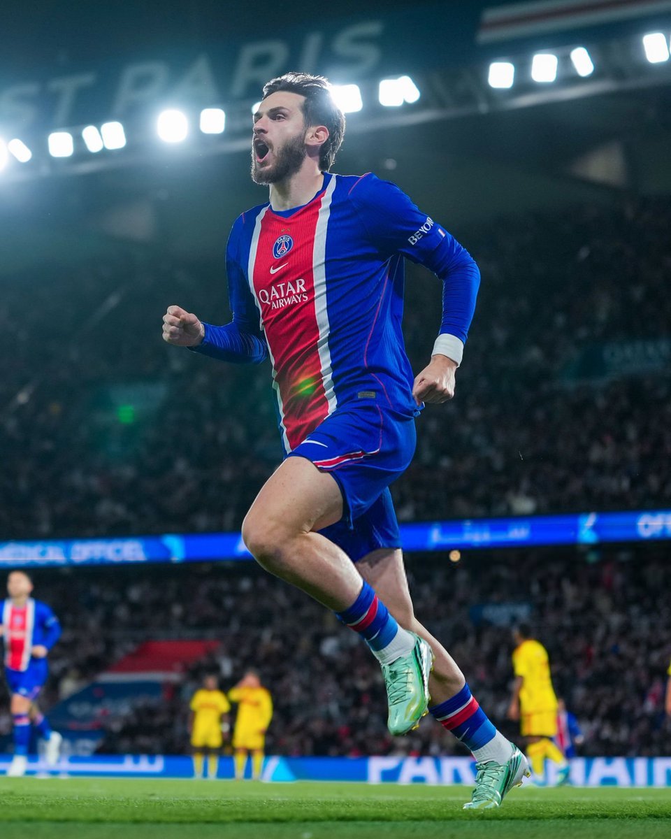 mo7amedfarg5's tweet photo. 🚨🚨 تذكير..

غدًا في حال تسجيل كفاراتسخيلسا ضد برشلونة في دوري أبطال أوروبا سيحتفل على طريقة الاسطورة كريستيانو رونالدو

قد نشاهد الـ Siiiiiuuu ضد برشلونة مجددًا 🤯 https://t.co/j3iI5nROup
