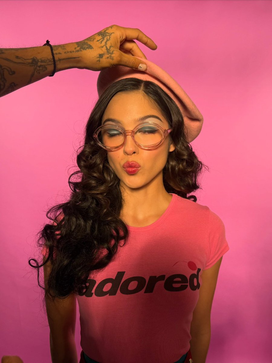 oliviarodrbr's tweet photo. PRINCESA! Olivia Rodrigo nos bastidores do clipe de “expectations”. 💘 https://t.co/Fv71JWRpEK