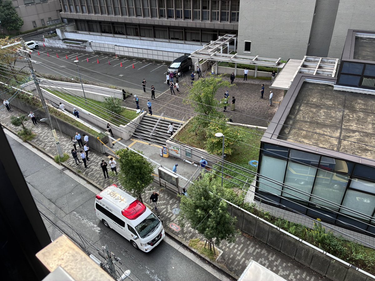 r_messy's tweet photo. 大阪地裁北門で傷害事件発生の模様…
血だらけになったスーツ姿の男性が救急車に運ばれて、現場には夥しい数の警官がやってきました。 https://t.co/c9A89ILVqE