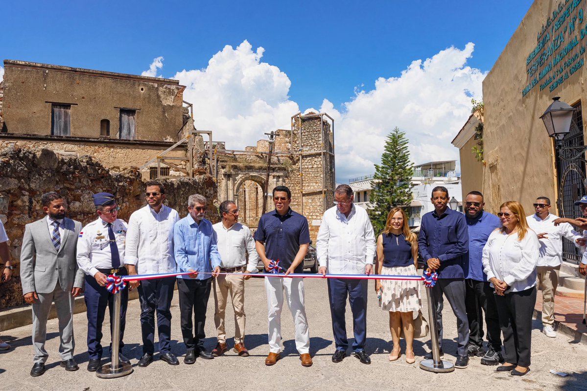 DavidColladoM's tweet photo. Hoy inauguramos los trabajos de reconstrucción y acondicionamiento de las calles Colón y Hostos, en el entorno de Santa Bárbara.

En la calle Colón, se renovaron los pavimentos y las aceras, se rehabilitó el drenaje pluvial, se recuperó la muralla histórica y se incorporaron iluminación, áreas verdes y mobiliario urbano.