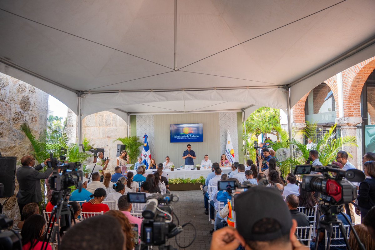 DavidColladoM's tweet photo. Hoy inauguramos los trabajos de reconstrucción y acondicionamiento de las calles Colón y Hostos, en el entorno de Santa Bárbara.

En la calle Colón, se renovaron los pavimentos y las aceras, se rehabilitó el drenaje pluvial, se recuperó la muralla histórica y se incorporaron iluminación, áreas verdes y mobiliario urbano.