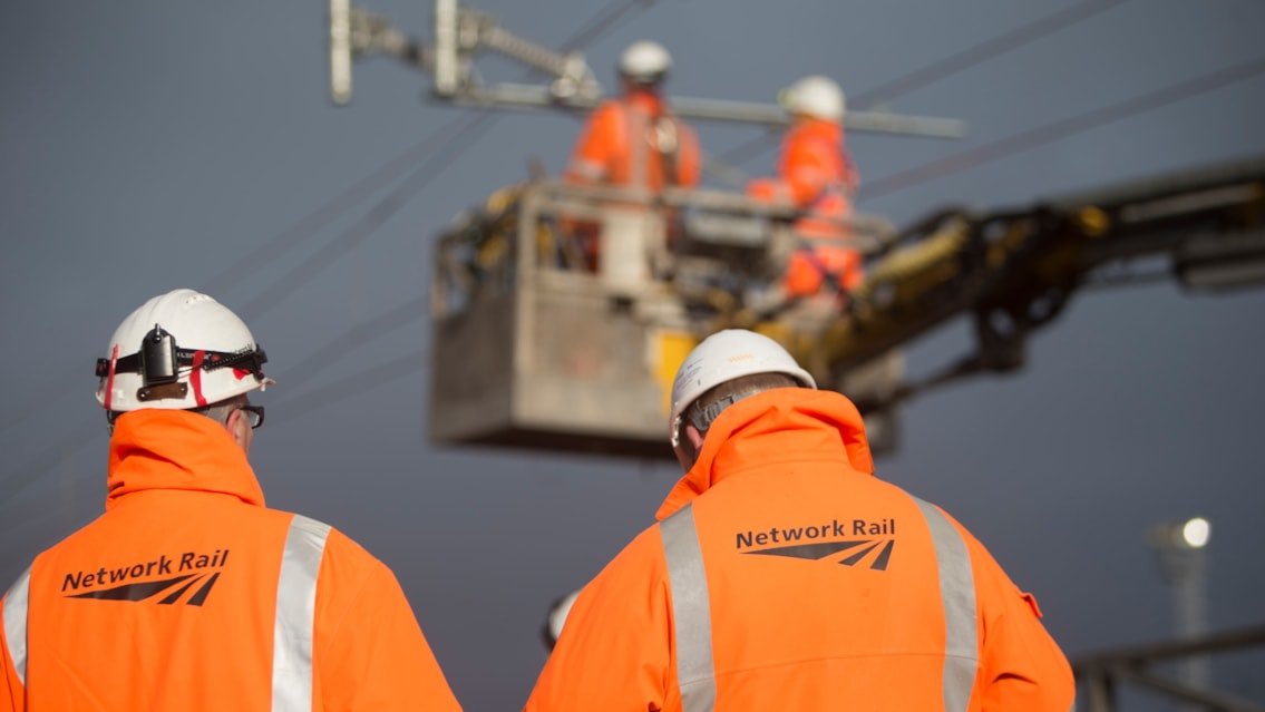 NetworkRailMAN's tweet photo. Engineers are working on damaged overhead power lines near Preston.

They’ll be working through the night but some early morning services (21 Oct) between Preston and Bolton may be impacted. 

Please check with train operators and @nationalrailenq before you travel https://t.co/5HflnVGiYz
