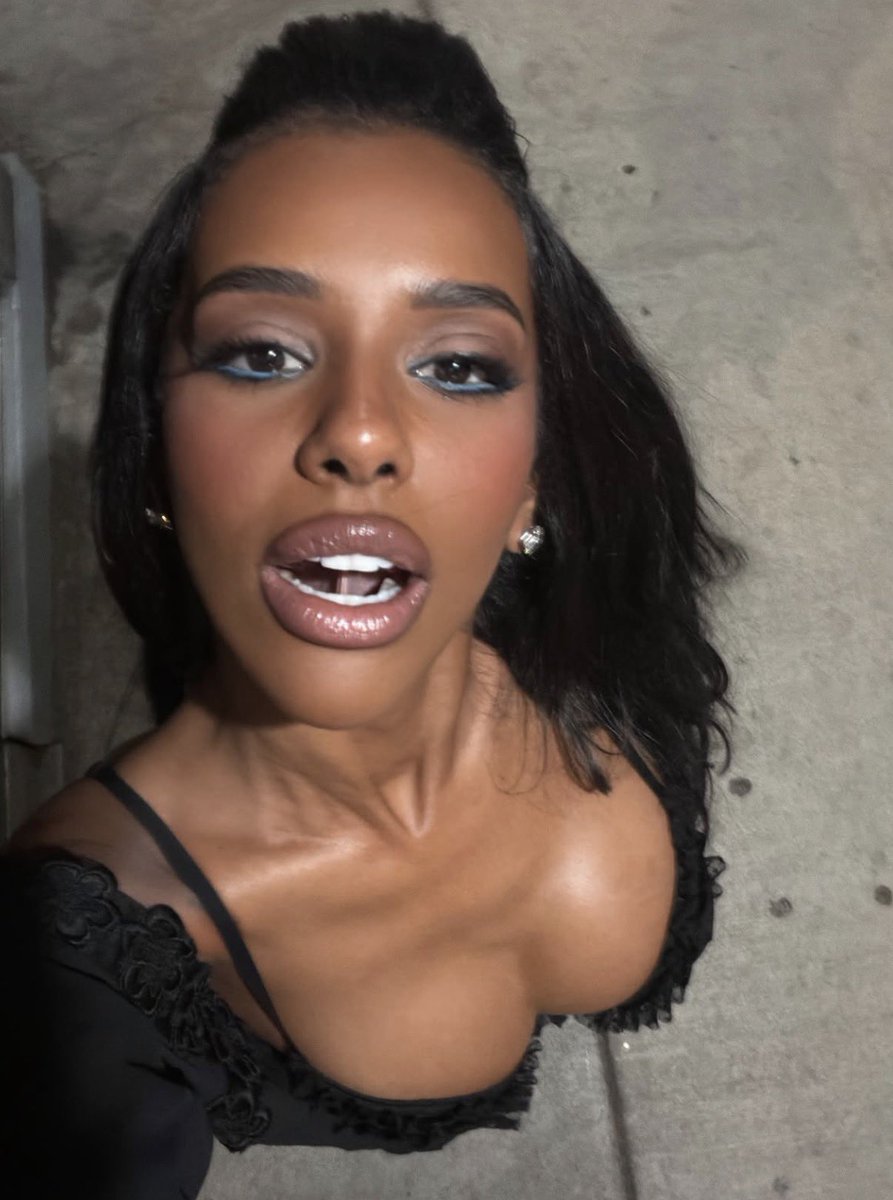 __bayonce's tweet photo. i’m obsessed with her https://t.co/6yOdbeO3Xm