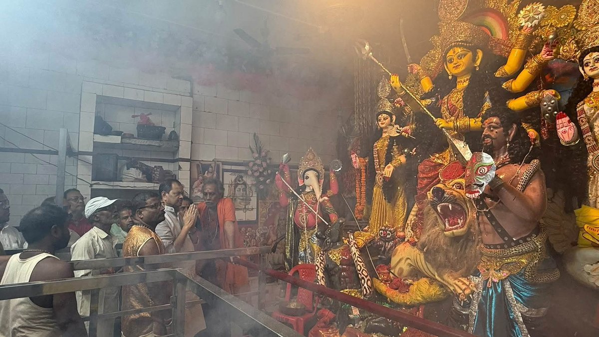 KumarBulo's tweet photo. गोपालपुर विधानसभा क्षेत्र अंतर्गत गोपालपुर के #नवगछिया_बाजार स्थित￼￼ माँ दुर्गा की विधिवत पूजा-अर्चना कर समस्त क्षेत्रवासियों एवं बिहारवासियों के सुख, शांति, समृद्धि, उत्तम स्वास्थ्य एवं खुशहाल जीवन की कामना की।

माँ जगदम्बे की असीम कृपा और आशीर्वाद हम सभी पर सदैव बना रहे तथा हमारा बिहार विकास, शांति एवं समृद्धि के पथ पर निरंतर आगे बढ़ता रहे।

जय माता दी।🙏
#ShaileshKumar #BuloMandal #MaaDurga #TetariDurgaMandir #Navgachia #Gopalpur #Bhagalpur #Bihar #JaiMataDi #DurgaPuja #जनसेव