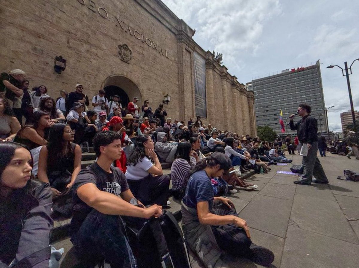 AnaBejaranoRG's tweet photo. Es hermosa la iniciativa de #ClasesALaCalle. Gracias a los profes que cuidan la democracia. https://t.co/5x18CGJSxz