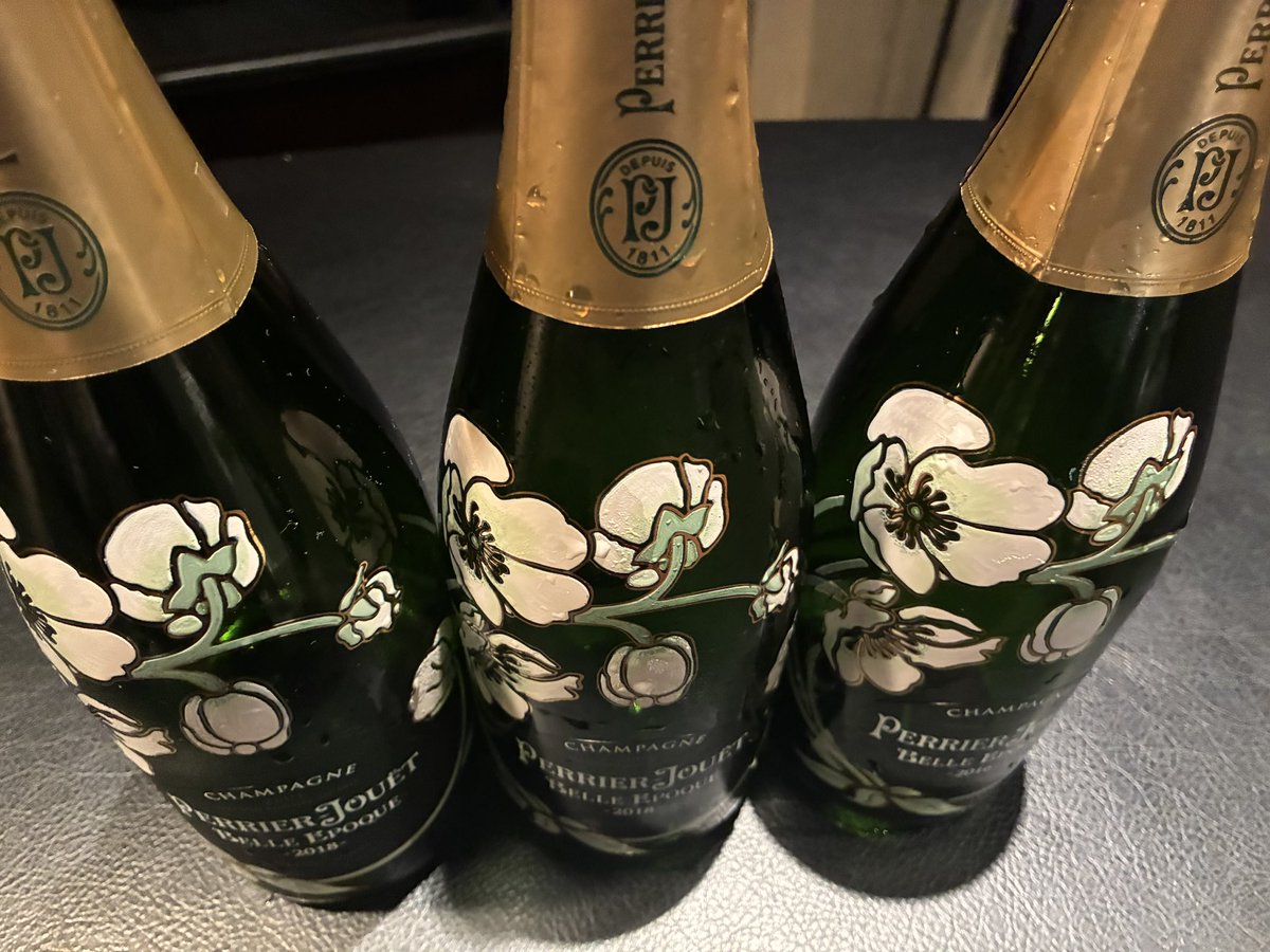 masay94032's tweet photo. 🟪10月20日（火）本日も通常営業です。
皆様、是非！脚をお運びくださいませ🙇‍♂️

※毎週水曜日と金曜日がイノウエの出勤日となっていますが、何曜日でも当日の午前中までに、ご連絡をいただければ、出勤させていただきます🙇‍♂️

◎昨晩の競馬BARパドックは、会社の上司らしき方と部下の方、そしてまだ初々しい女性👩‍🍼社員と3人様で、お見えくださりました。

2時間、競馬🏇の話しをされていたのですが、その熱量に驚かされる事しきり💦
競馬が好きなのは結構ですが、こりゃ〜まともに仕事してねぇなと思っていたら……….。

なぬ！
帰り際にいただいた名刺を後でググって驚き‼️ました。
堂々のプライム企業で、しかも関西支社の副支社長の肩書きが。

朝、お礼のショートメール✉️をさせていただきましたが、驚くべき速さでご返信をいただきました🙇‍♂️
もちろん、肩書きなんて物に振り回されるのは愚かですが…….やっぱり北新地は面白い🤣ですね。