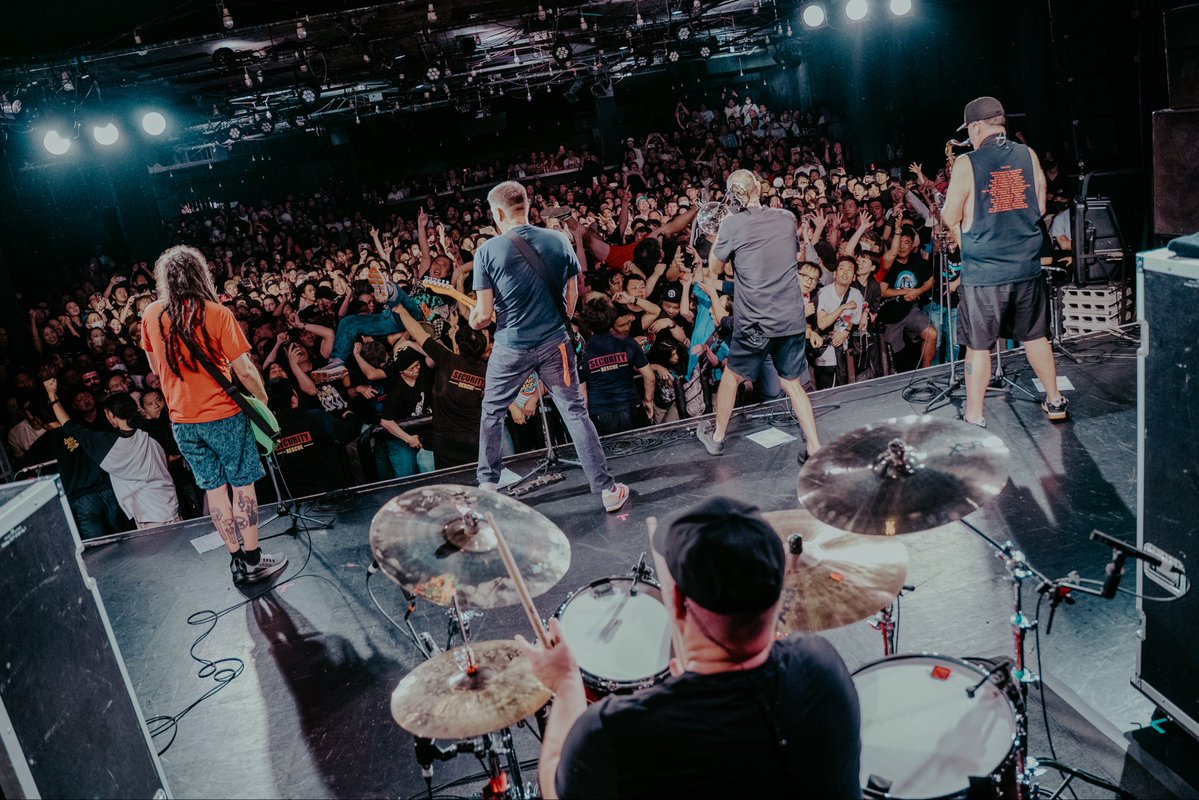 LessThanChris's tweet photo. TOKYO! Thanks for kicking things off in high fashion with a sold out Monday night show! Your energy and enthusiasm was through the roof. We get to do it all over again tonight in Tokyo @zepphaneda with our friends @HEY_SMITH_Japan ! 

📷: @gavfrontrow https://t.co/1I9MJQ4ts0
