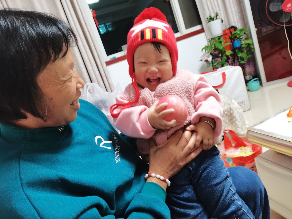 Minuitpile3's tweet photo. [My grandma’s cute little展展 brings so much warmth to every day! ]， https://t.co/nkckwyx9uQ