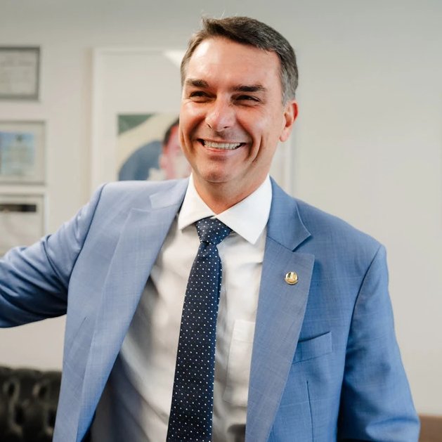 republiqueBRA's tweet photo. 🏳️‍🌈 🗣️ Flávio Bolsonaro nega que vá perseguir gays em um eventual governo e garante que homossexuais poderão “dar à vontade”. https://t.co/BRxAPvTvhA
