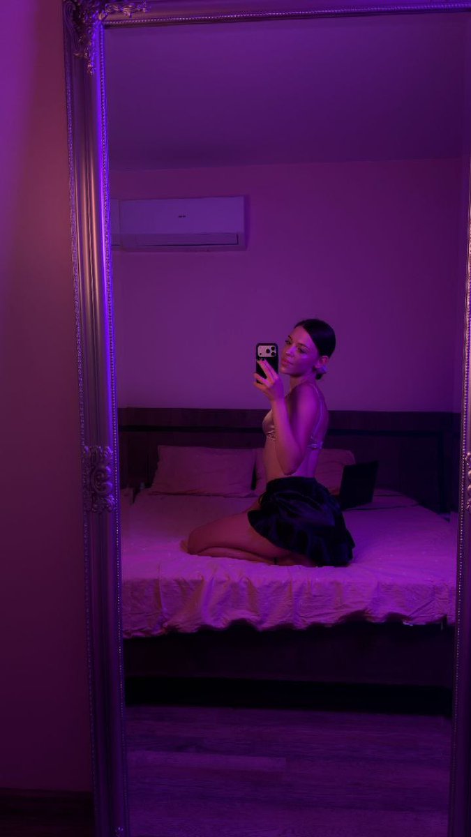 mireyaraine's tweet photo. I wonder who’s secretly staring at this right now. 🤭 https://t.co/u38sYClY4N