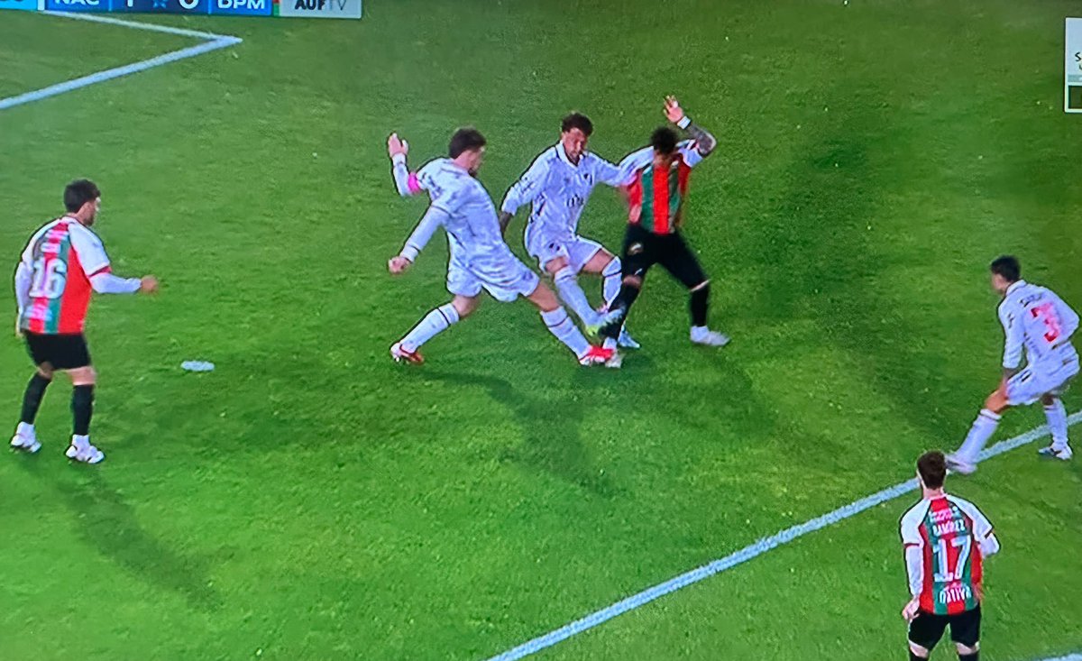 don_carrizo's tweet photo. Para todas las gallina mitómanas que dicen “toca la pelota antes” acá está la foto: LO PISA Y ES PENAL.

Es un escándalo total. https://t.co/ZEUzn0Eg5P