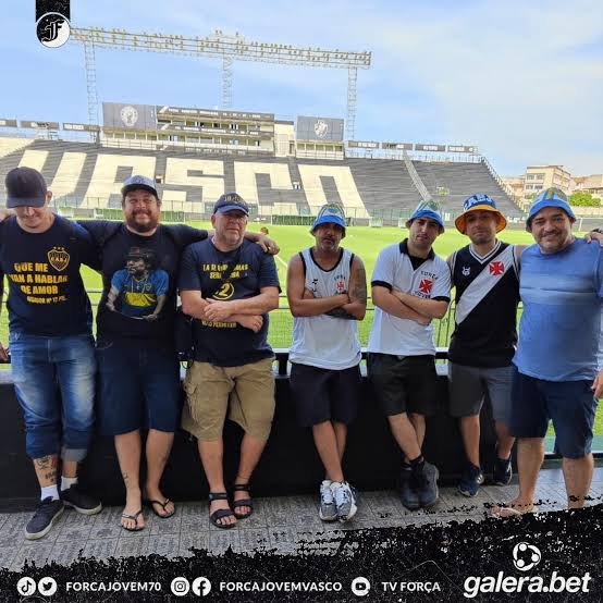 Anderson_CTFLU's tweet photo. @ONOSSOVASCO1 Boca x Fluminense na libertadores de 2023 e olha como vcs estavam. 
Toda torcida faz isso!! https://t.co/Hgz3itES8b