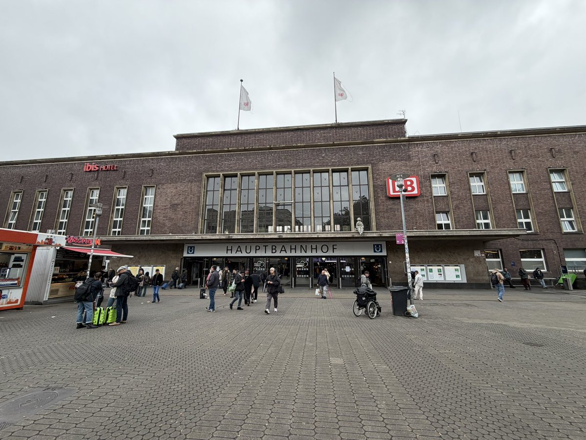 HedgeJourney's tweet photo. 今回のブンデスリーガの旅は一旦終了で滞在してるロンドンに到着！

デュッセルドルフを拠点に2つのスタジアムで観戦+1つのスタジアムツアーというプランでした！ケルンやレバークーゼンなど、デュッセルドルフ近辺にはまだまだいろいろなスタジアムがあるのでまたタイミングあえば行きたい！ https://t.co/DXEB1ynXVP