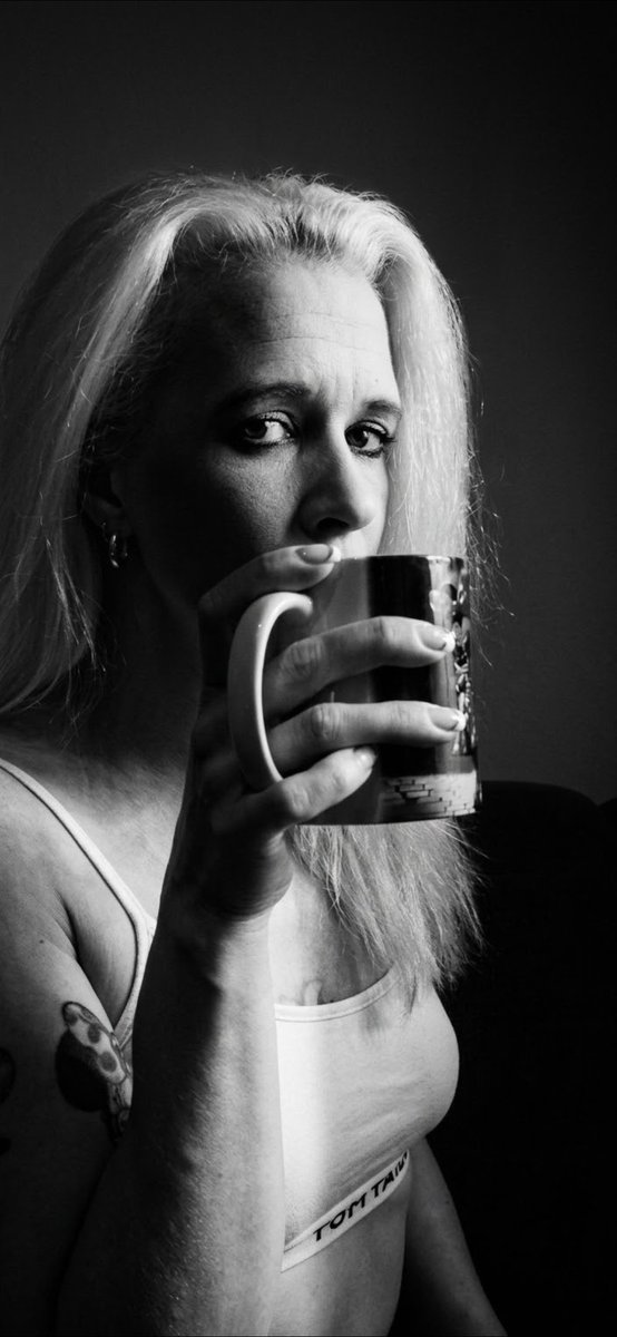 Miss_Carme's tweet photo. Erstmal einen Kaffee und die Gedanken sortieren. ☕️🖤
Ein ruhiger Moment im Lichtstreif.
#bwportrait #blackandwhite #darkaesthetic #coffee #coffeemood #shadowplay #portrait https://t.co/5l3DBnCWcS