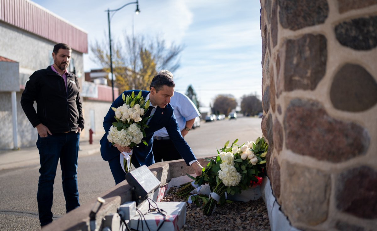 PierrePoilievre's tweet photo. Laid flowers at the Wainwright cenotaph to honour the four Canadian soldiers who lost their lives in the tragedy at CFB Wainwright.

We mourn their loss, pray for the wounded, and stand with the families whose lives have been forever changed.

Lest we forget. https://t.co/OrscWRonL2