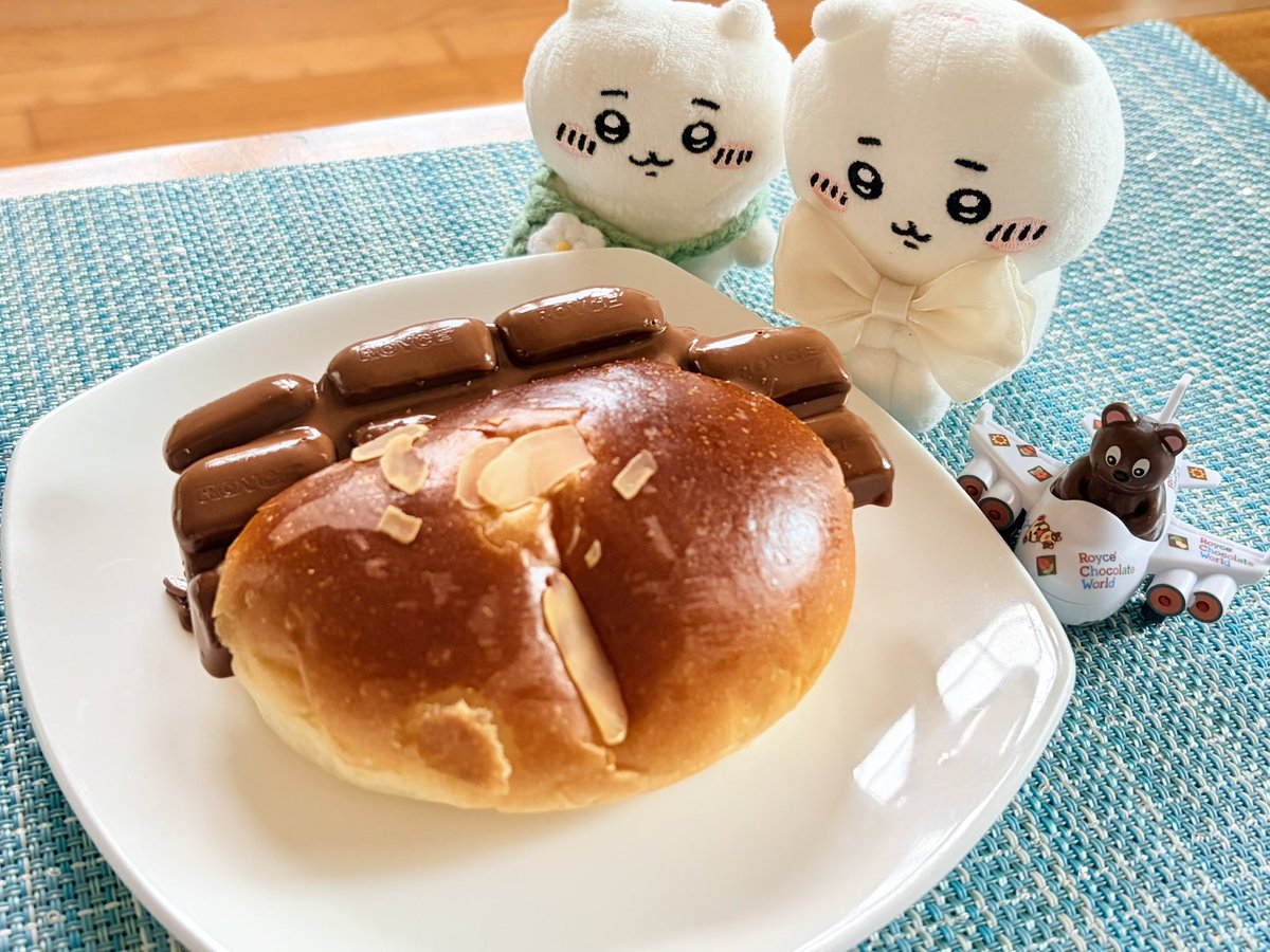 Caede6's tweet photo. 新千歳空港のロイズのパン屋さんで買ってきた板チョコのパン🍫

ちょっぴり温めたら、とろけ過ぎちゃった😭でも美味でした✨ https://t.co/t2BJPj76RT