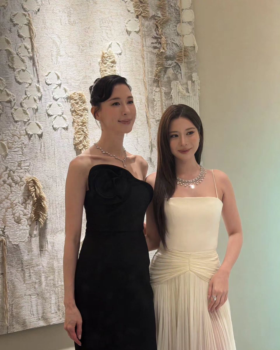 supassrathip_us's tweet photo. Another sweet moment with @Kaosupassara9 and actor Steph Carrington, who hosted Chaumet’s reopening event. 

“A little Parisian elegance, right here in Singapore ✨️
Such a pleasure hosting the official reopening of Chaumet's gorgeous boutique. An intimate evening with Maison Chaumet, surrounded by exquisite creations, beautiful stories and some truly breathtaking jewellery...And let's not forget those tiaras! 👑
Thank you to the wonderful @chaumetofficial team for having me! 💙”

#supassra_sp #เก้าสุภัสสรา 
[stephcarrington IG Kao selections, Oct 19, 2026]