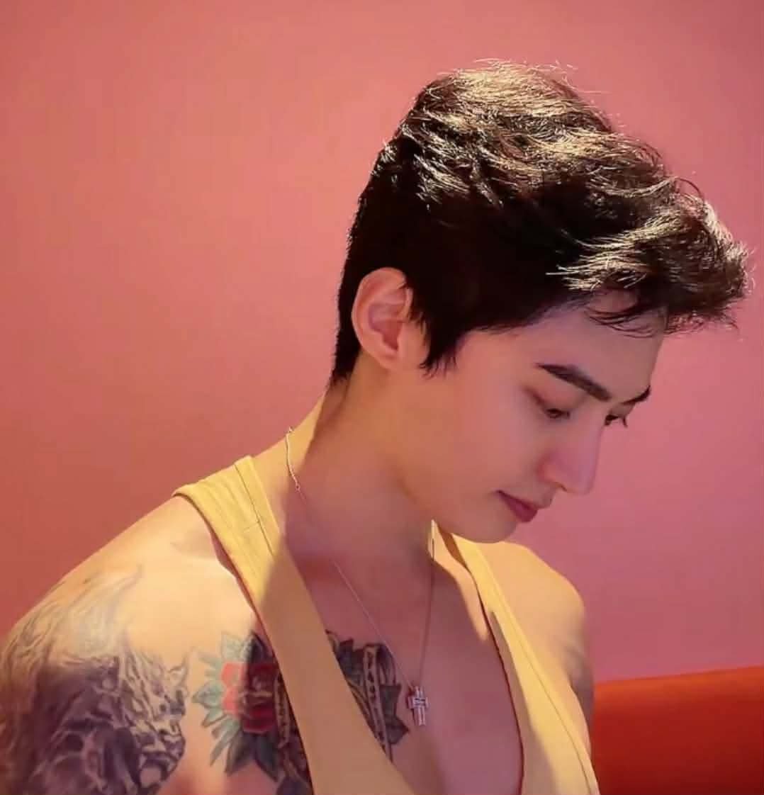 Bitchtzy's tweet photo. So effortlessly charming 

#EthanBornToBeIconic https://t.co/WnJbd7ybv1
