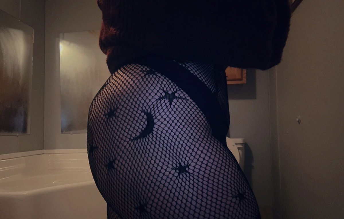crispylasagana's tweet photo. I <3 these fishnets https://t.co/xuwOdWpqAk