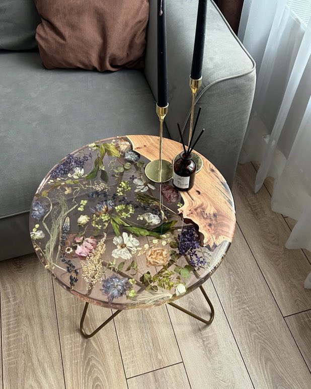 lunecrumbss's tweet photo. dried flowers epoxy table 🍂🌸 https://t.co/ahB1J61Rq6