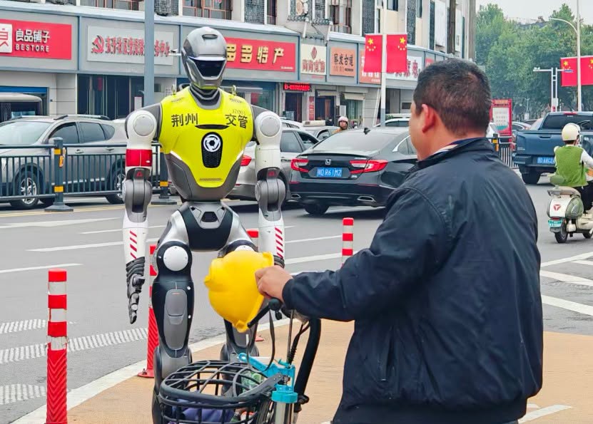 ChinaScience's tweet photo. Smart traffic police robot directs traffic in Jingzhou, C China's Hubei

A smart traffic police robot has joined officers on duty at a busy intersection in the Jingzhou Ancient City, a national 4A-rated tourist attraction in central China's Hubei Province, helping direct traffic and keep pedestrians safe.
The robot — named Xiao'an, standing 1.73 meters tall and designated JZ001 — began working at the intersection outside the east gate of Jingzhou Ancient City on the morning of Oct. 3.
The robot coordinates with traffic lights and uses standard hand signals to direct vehicles, while audio prompts remind drivers and pedestrians to follow traffic rules.
It also supplements the officers during busy periods, when holiday crowds and heavier vehicle traffic put added pressure on the intersection.
Read full: https://t.co/NvI8xlSp7R