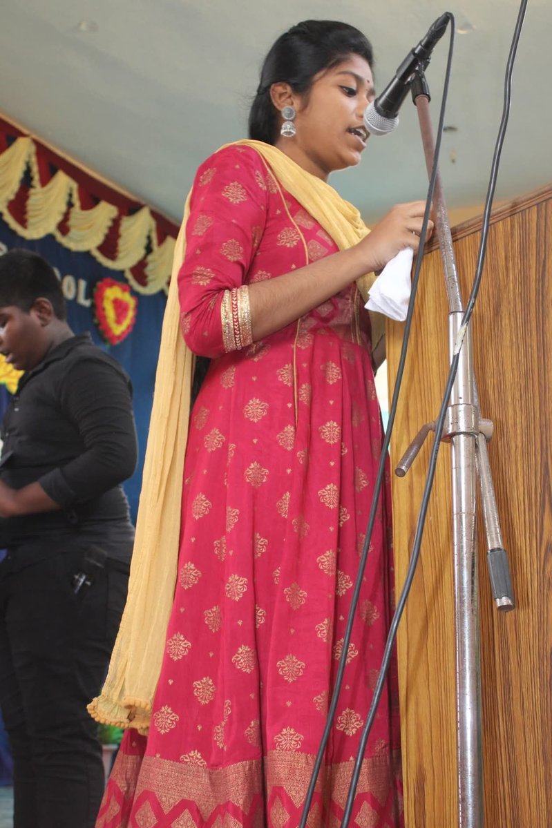 auntyveriyans1's tweet photo. Akshaya follower school friend ipo clg padikura...Antha moonji pathale kanji leak aaguthu 💋Iva chudi oda pathale Nalla nakki nakki leggings ah avuthu potu sootha Nalla nakki leggings ah kalattamale jetty kula poi sootha Nalla theichu viral adichu top kku melaye molaiya kasakki saree mela sunni vachu urasanum