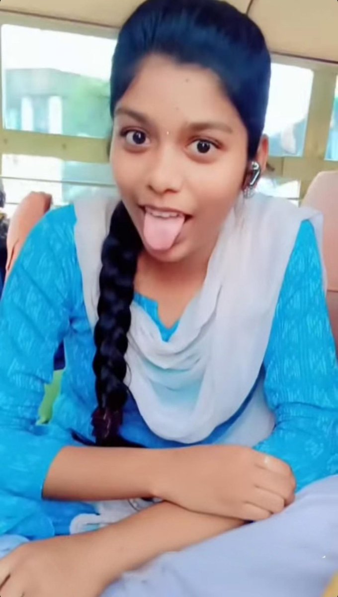 auntyveriyans1's tweet photo. Akshaya follower school friend ipo clg padikura...Antha moonji pathale kanji leak aaguthu 💋Iva chudi oda pathale Nalla nakki nakki leggings ah avuthu potu sootha Nalla nakki leggings ah kalattamale jetty kula poi sootha Nalla theichu viral adichu top kku melaye molaiya kasakki saree mela sunni vachu urasanum