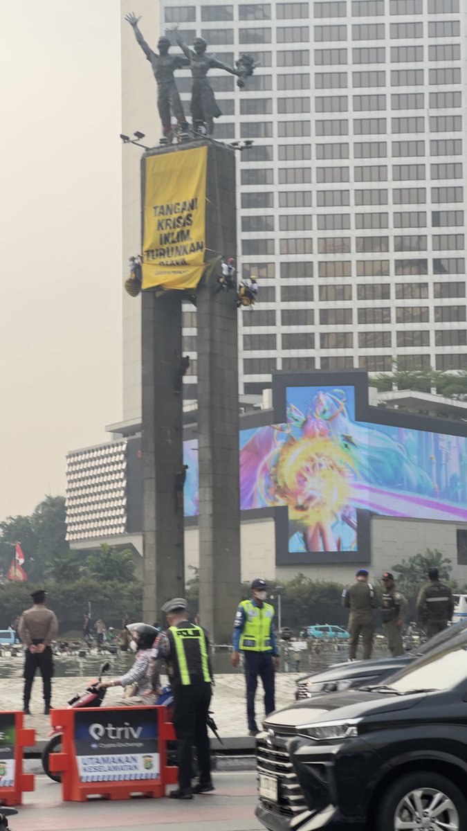 whiterosestea's tweet photo. DAMN, spanduknya baru aja dipasang tapi udh diturunin lagi. Pasti ada pihak yg terganggu makanya disuruh dicopot 

THE REAL PEMBUNGKAMAN SAMPE SPANDUK-SPANDUK! Masyarakat kota pun dilarang bersuara 

https://t.co/uygGxahohu