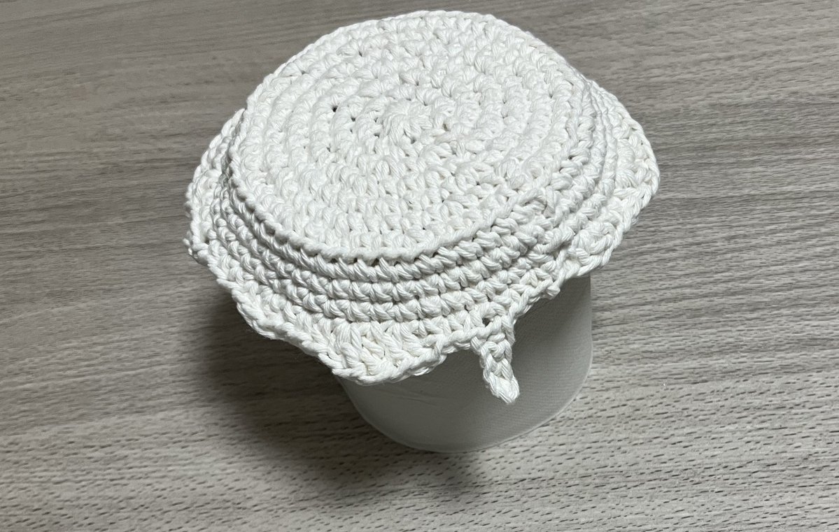 nao3handmade's tweet photo. みなさんの作品見てると素敵すぎて見てるだけで癒される...
いちごのケーキのトイレットペーパーカバー、ここまで進んだ。
超初心者なのに編み進めると一応形になってくるのが嬉しい。 https://t.co/uHhMYKBIE1