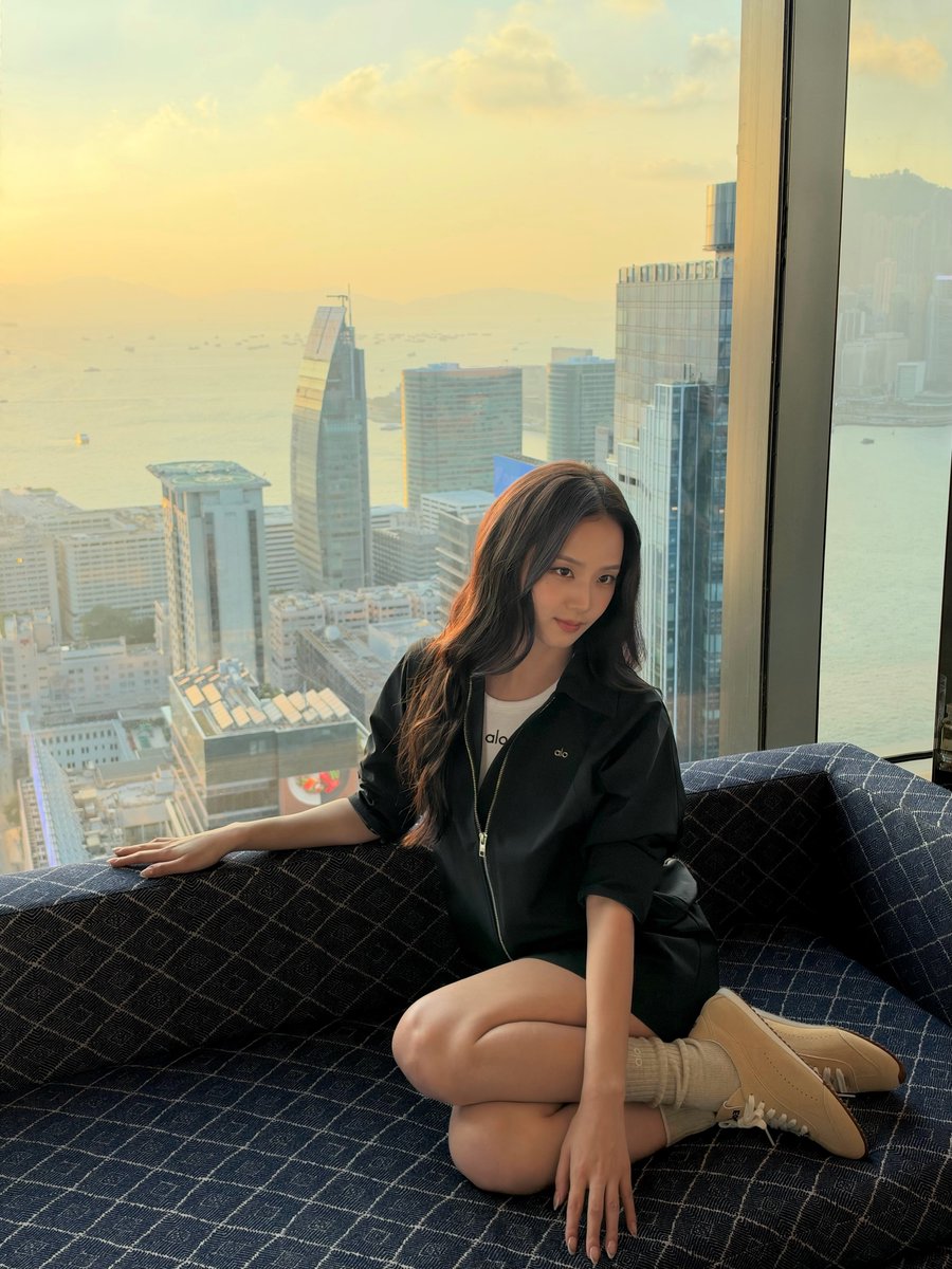 ForeverKimJisoo's tweet photo. 102026 JISOO Instagram update. 

"A little Alo moment in Hong Kong 🤎" https://t.co/uZbw2beEM2