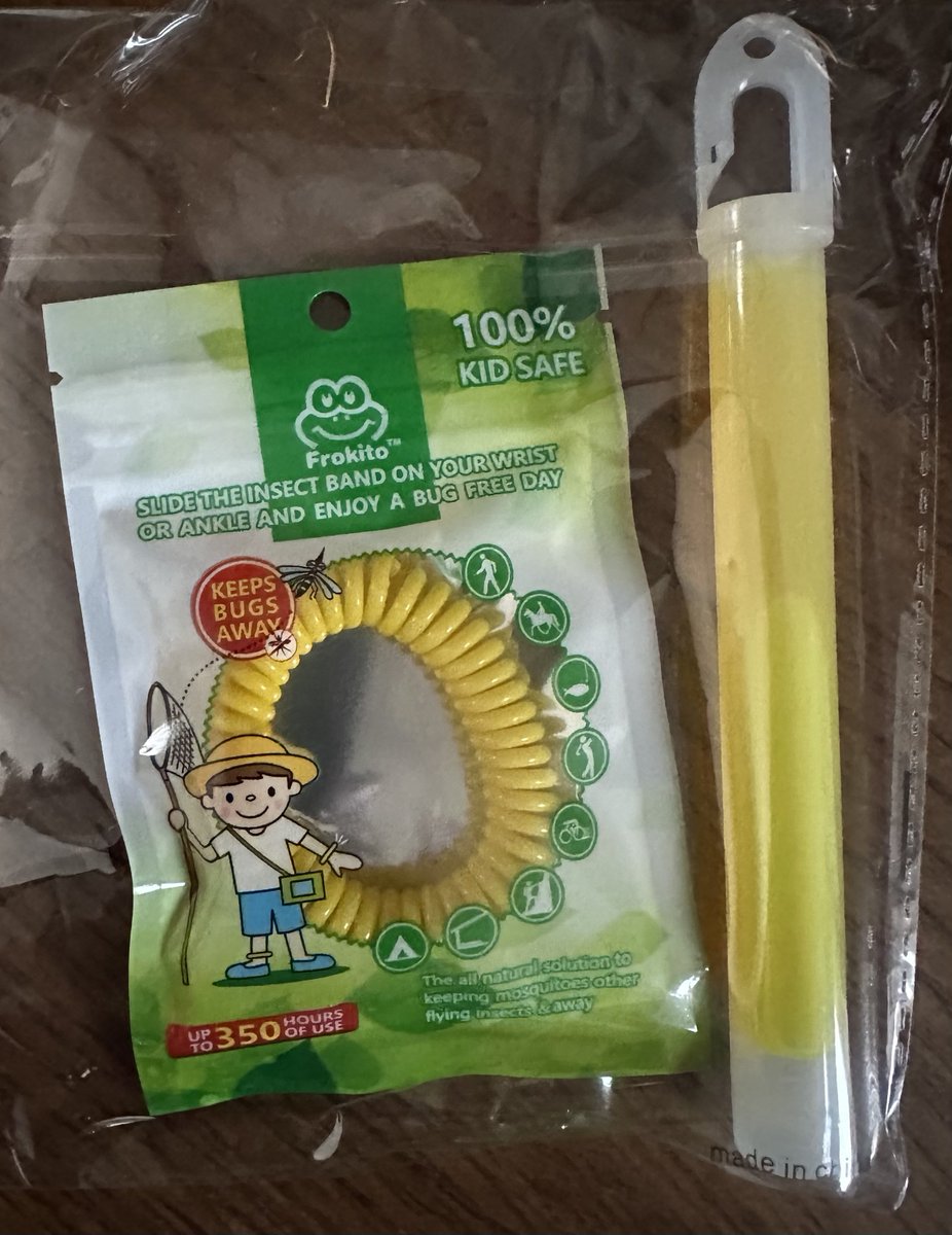 takiyumami's tweet photo. ホテルに着くとロビーで
プレゼント🎁の受け取り😍
予めレインコート☔️まで用意されて
ました😆(必須！)
虫除けまで準備されてて至り尽せり💕
🏕️のパーカーは今までグッズになかったこげ茶❤️
2日目に着たらグンちゃんも着てくれててこの色が似合っててめっちゃ可愛かった😍

#CHIMIROCAMP 
#CHIMIRO https://t.co/DV5aLCIXU3