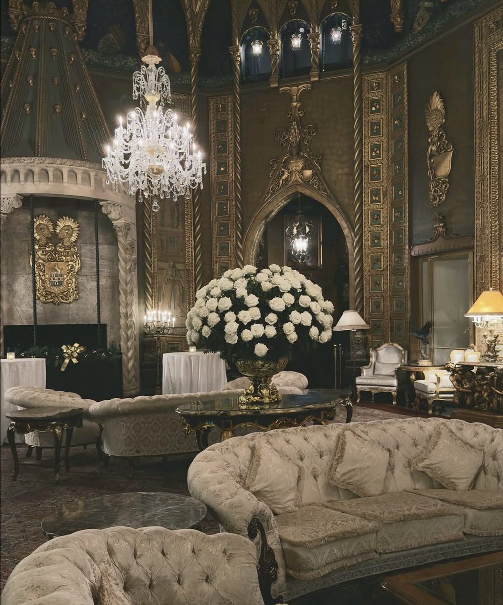 TheBespokeLife1's tweet photo. The beauty of @MarALago nights! 🏰🌟🏰 https://t.co/JmM2u9xPbx