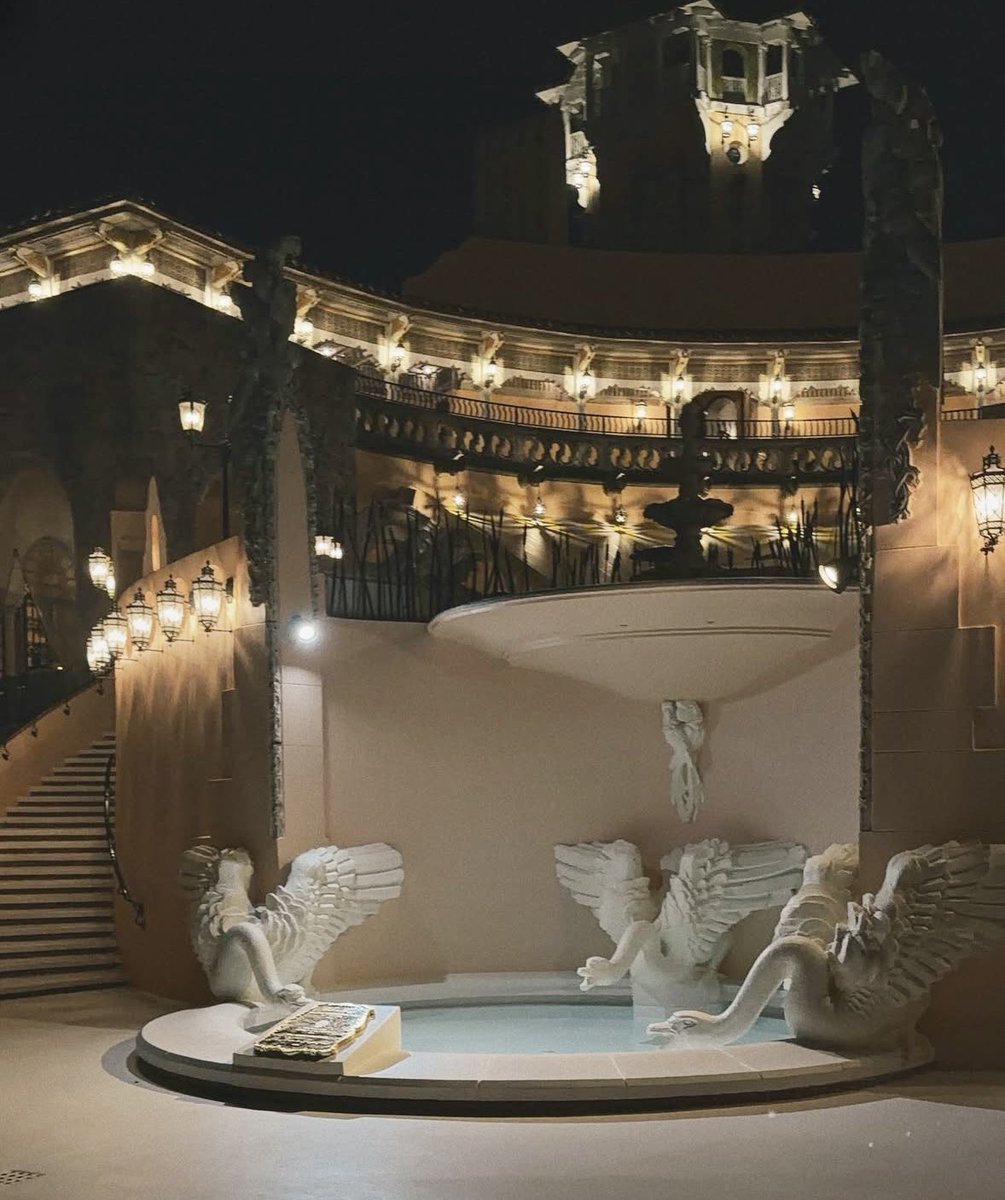 TheBespokeLife1's tweet photo. The beauty of @MarALago nights! 🏰🌟🏰 https://t.co/JmM2u9xPbx