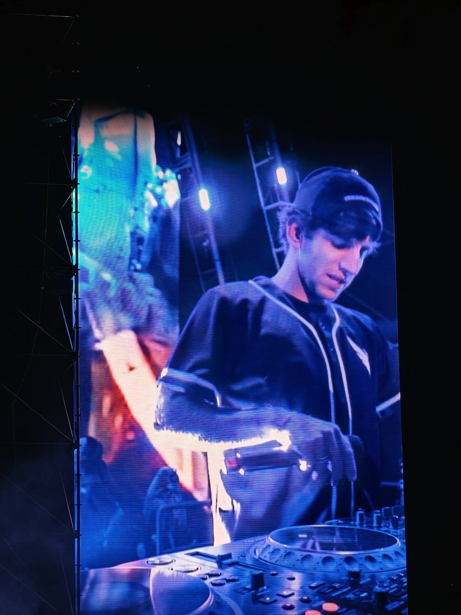 Fredskiso's tweet photo. edc shanghai china,illenium ˶˙ᵕ˙˶ https://t.co/kENgCIyWj0