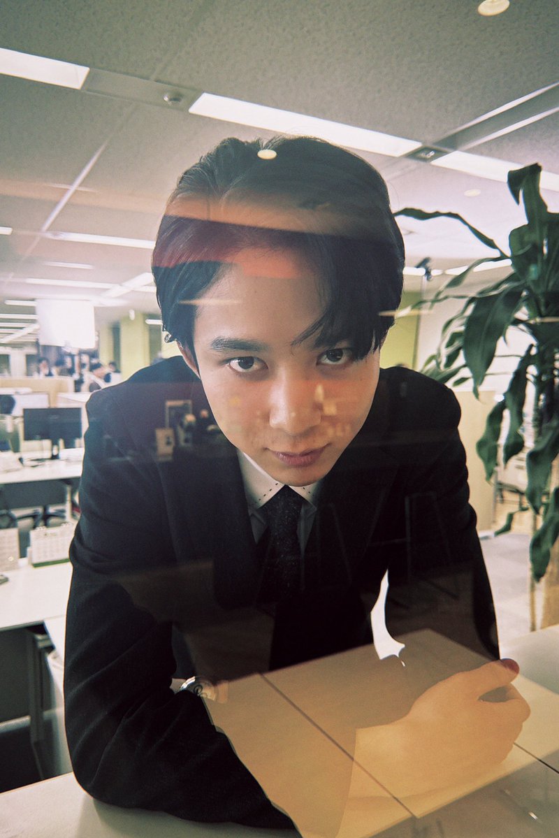 kizu_tsubasa's tweet photo. おはようございます！

第一話ご視聴ありがとうございました！

今後も神田さんをこのように影から見守っていきたいと思います。と思っていたら上野さんからも視線を向けられてました。

「おめ」好き。

この二人…どうなる…加速していく物語…次週もお楽しみに。

見逃し配信はTverやFODでご覧頂けます👔💋

#ドラマおまキス