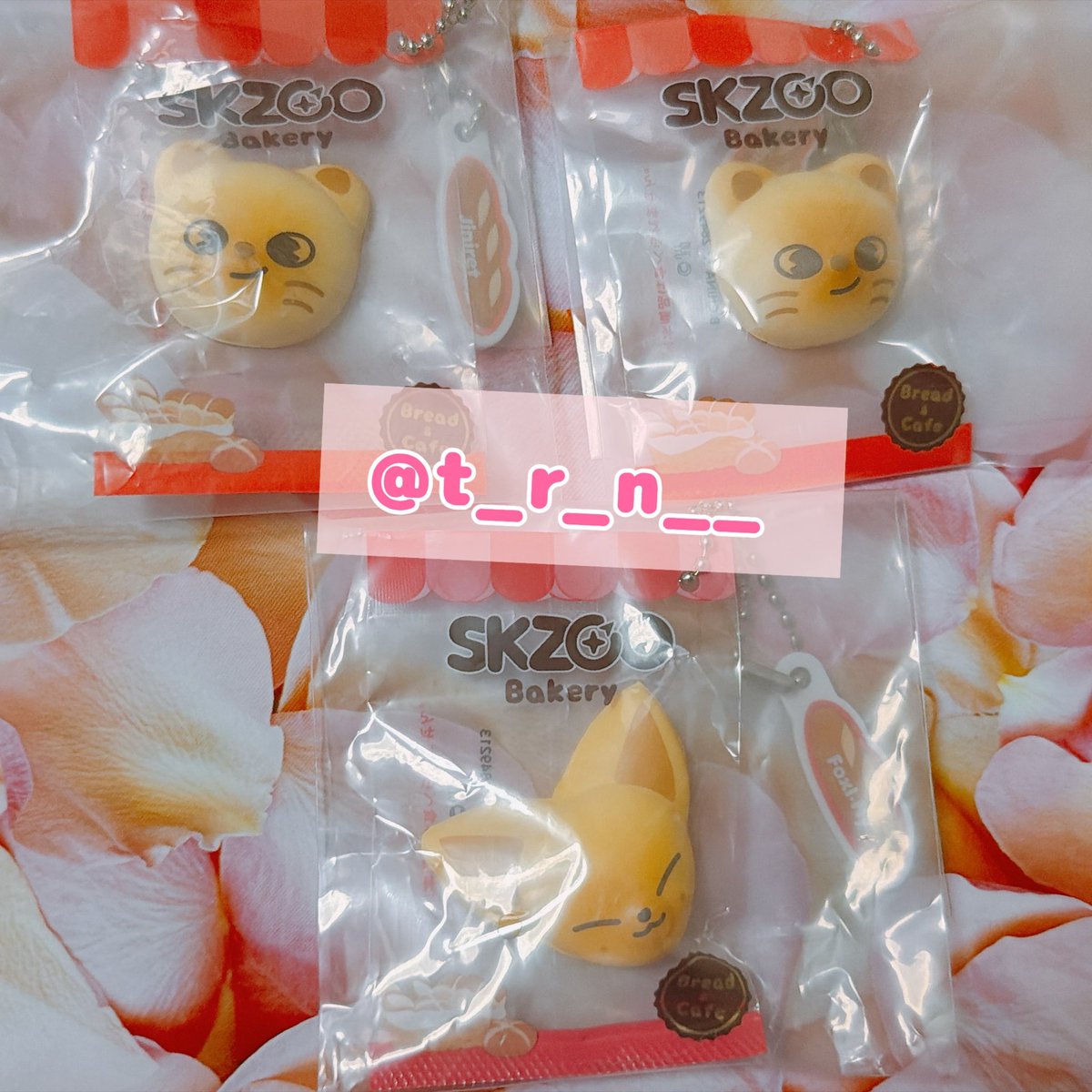 t_r_n__'s tweet photo. StrayKids スキズ ベーカリー チャーム グミ 交換 skzoo ガチャ カプセルトイ

【譲】 未開封
ジニレット 🥟、フォクシニー 🦊

【求】 
ウルフチャン 🐺

おまとめでご交換できる方、大歓迎です！！

福岡、東ド、都内近郊、横浜でお取引可能です🙇‍♀️
DM or リプお願いします✨ https://t.co/oMGeqRmin1